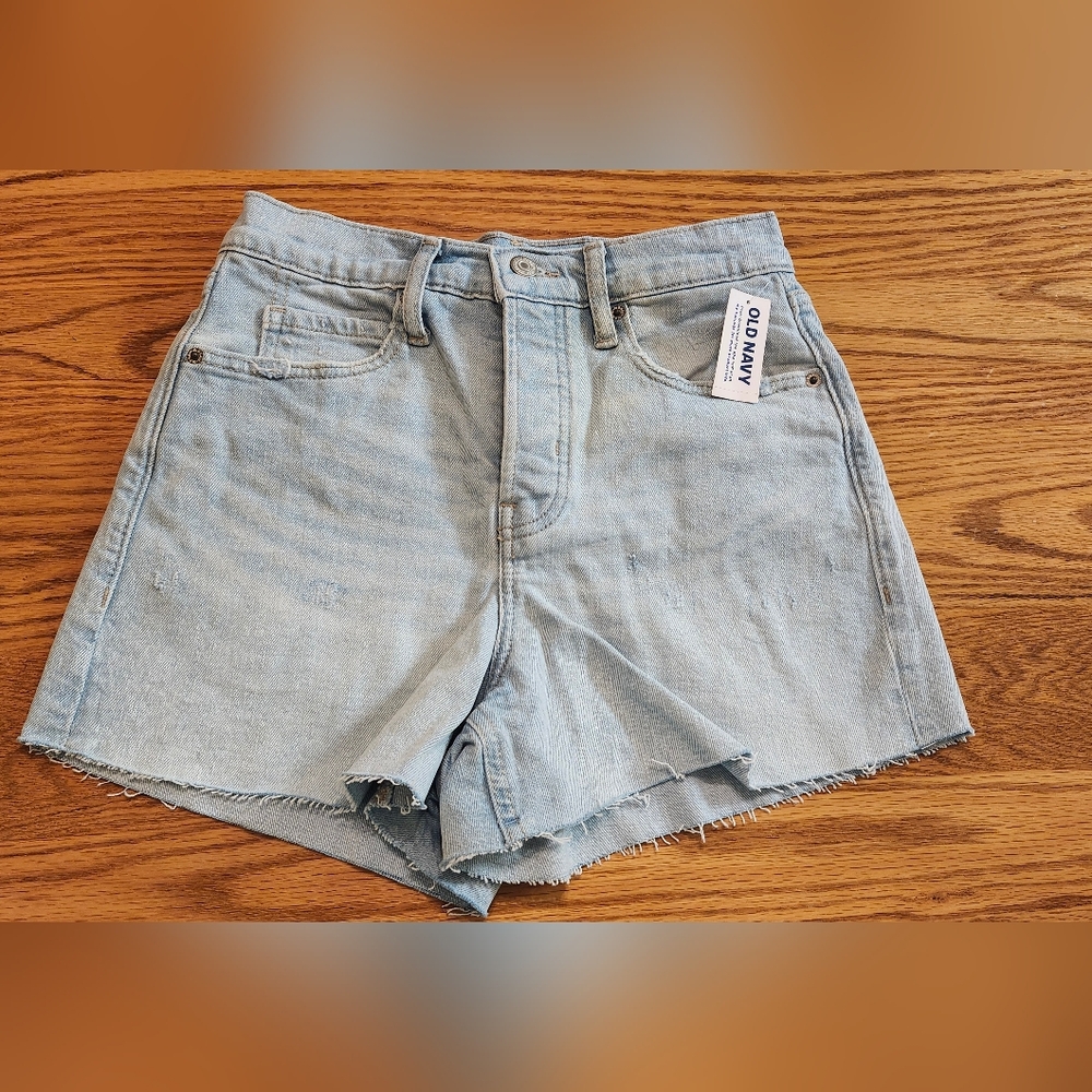 Old Navy Cut Off Sky Hi A Line Shorts Women's Size 2 Flat Front, Light wash NWT